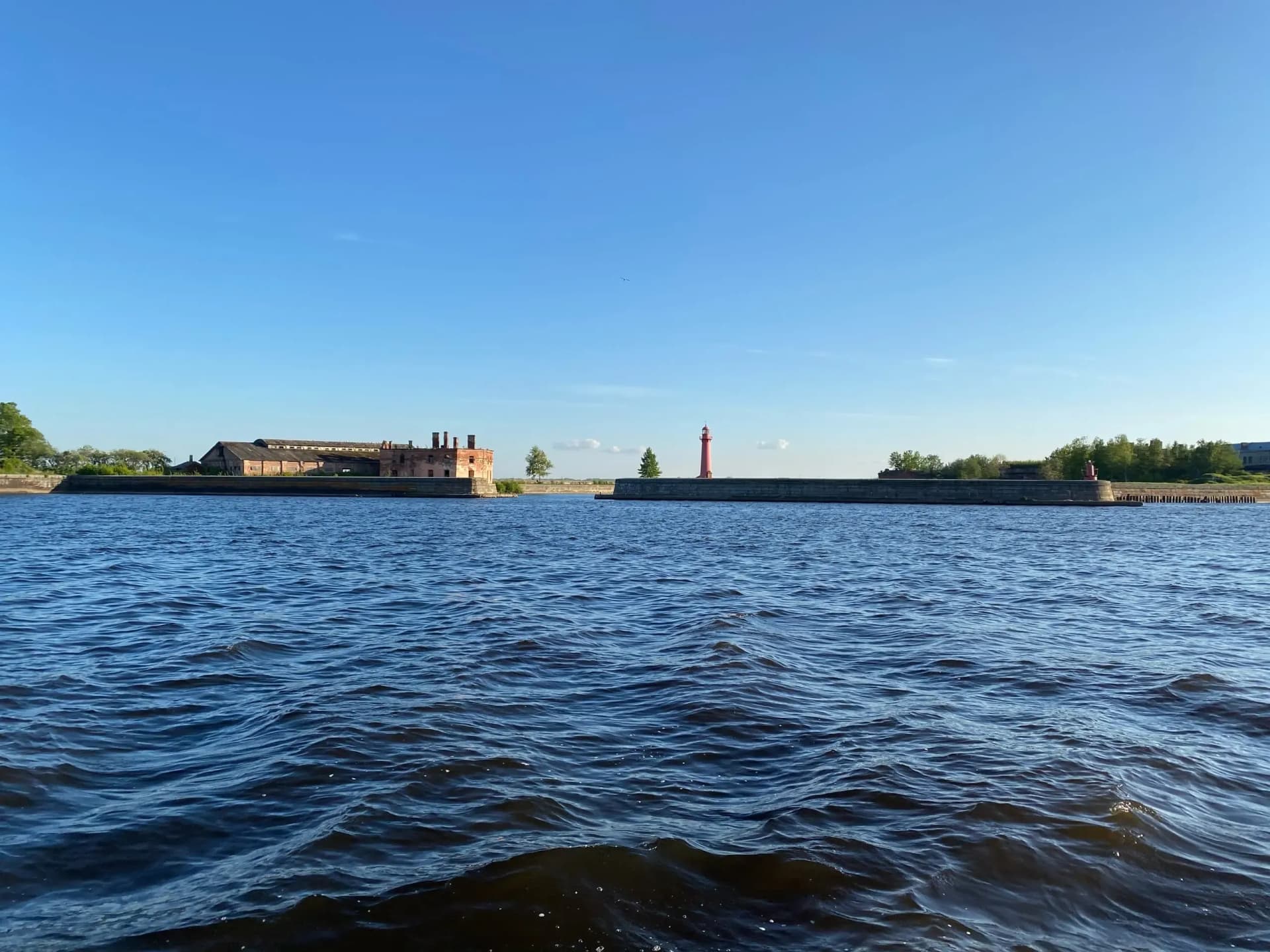Форт Кронштадта с маяком, вид с воды