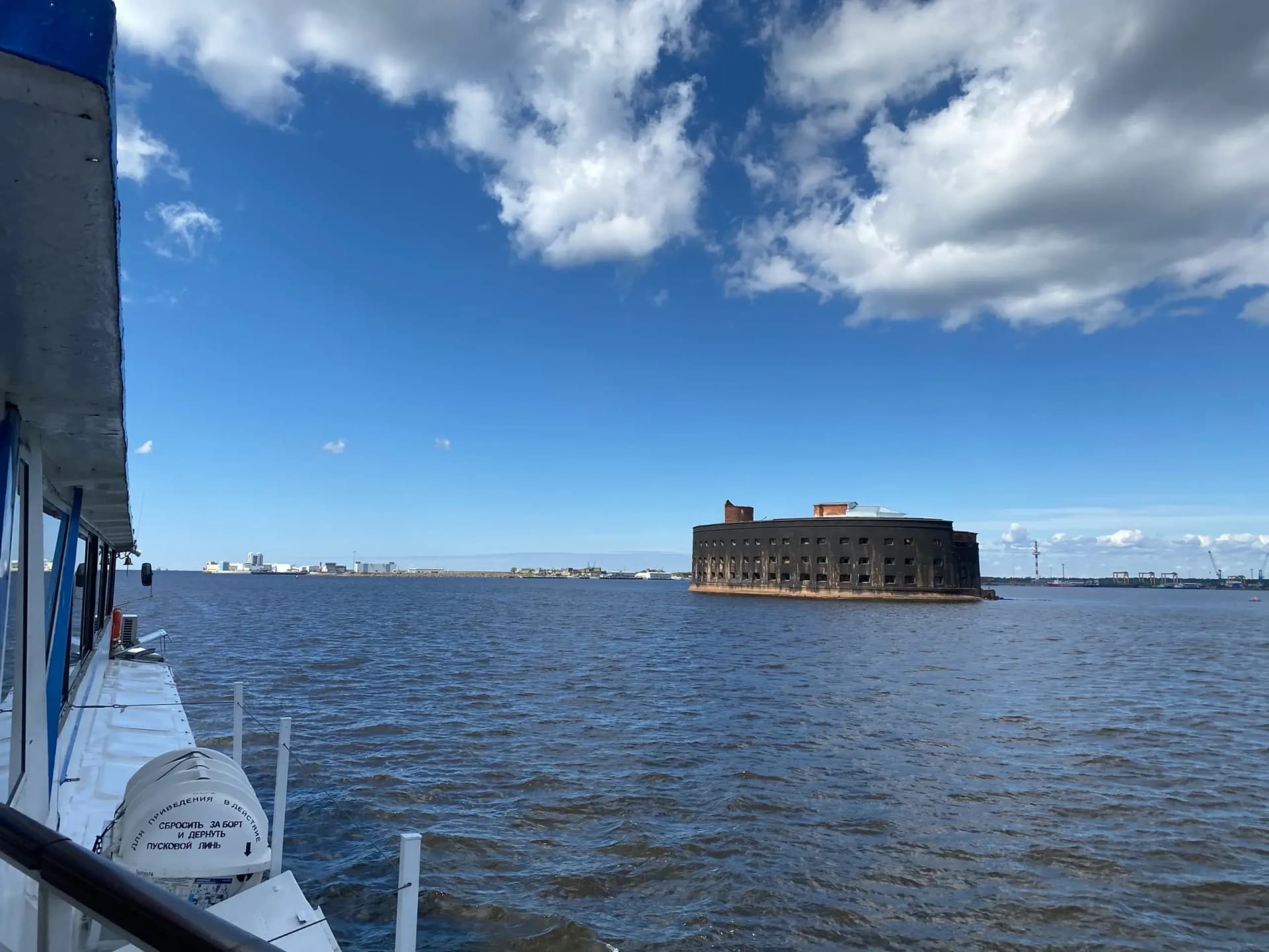 Морской форт Кронштадта, вид с воды