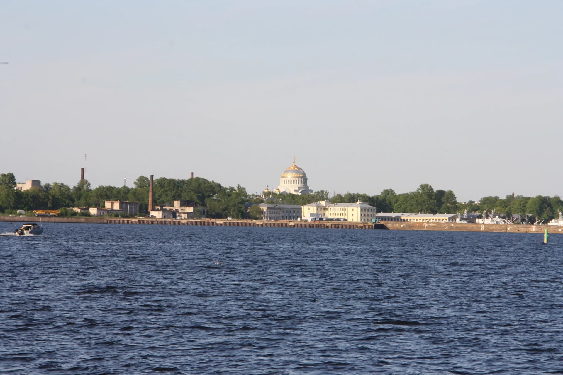 Кронштадт с воды, Морской собор на горизонте