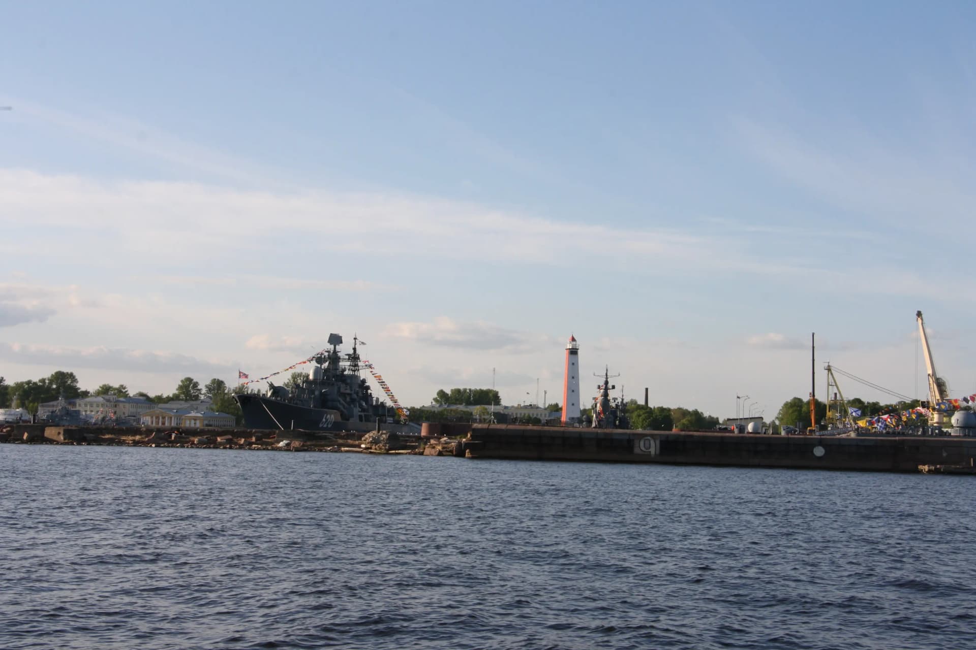 Кронштадтская гавань: корабль в парадной расцветке и створный маяк на молу