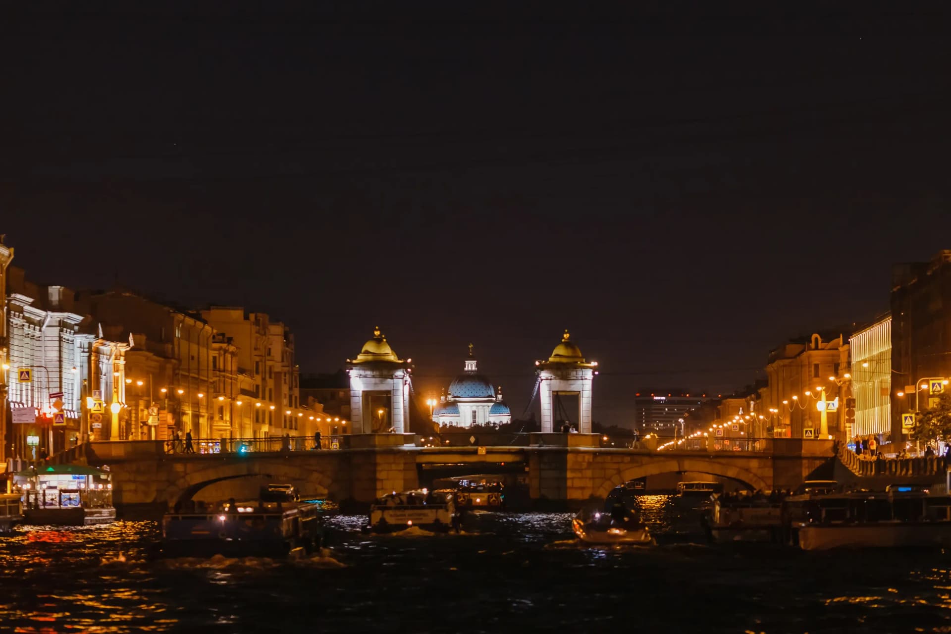 Ночной Санкт-Петербург, подсвеченные улицы