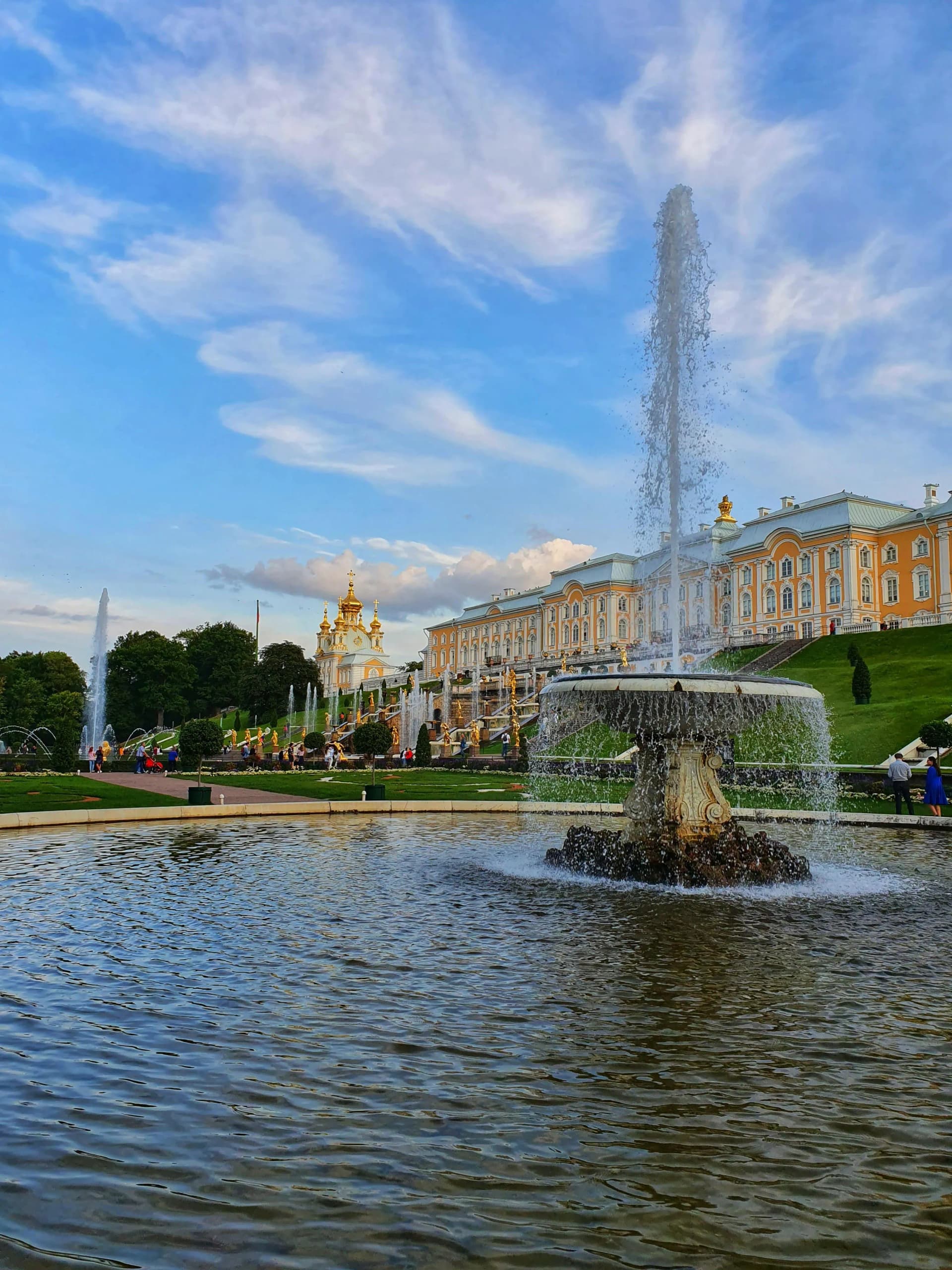 Фонтан в пруду Нижнего парка Петергофа