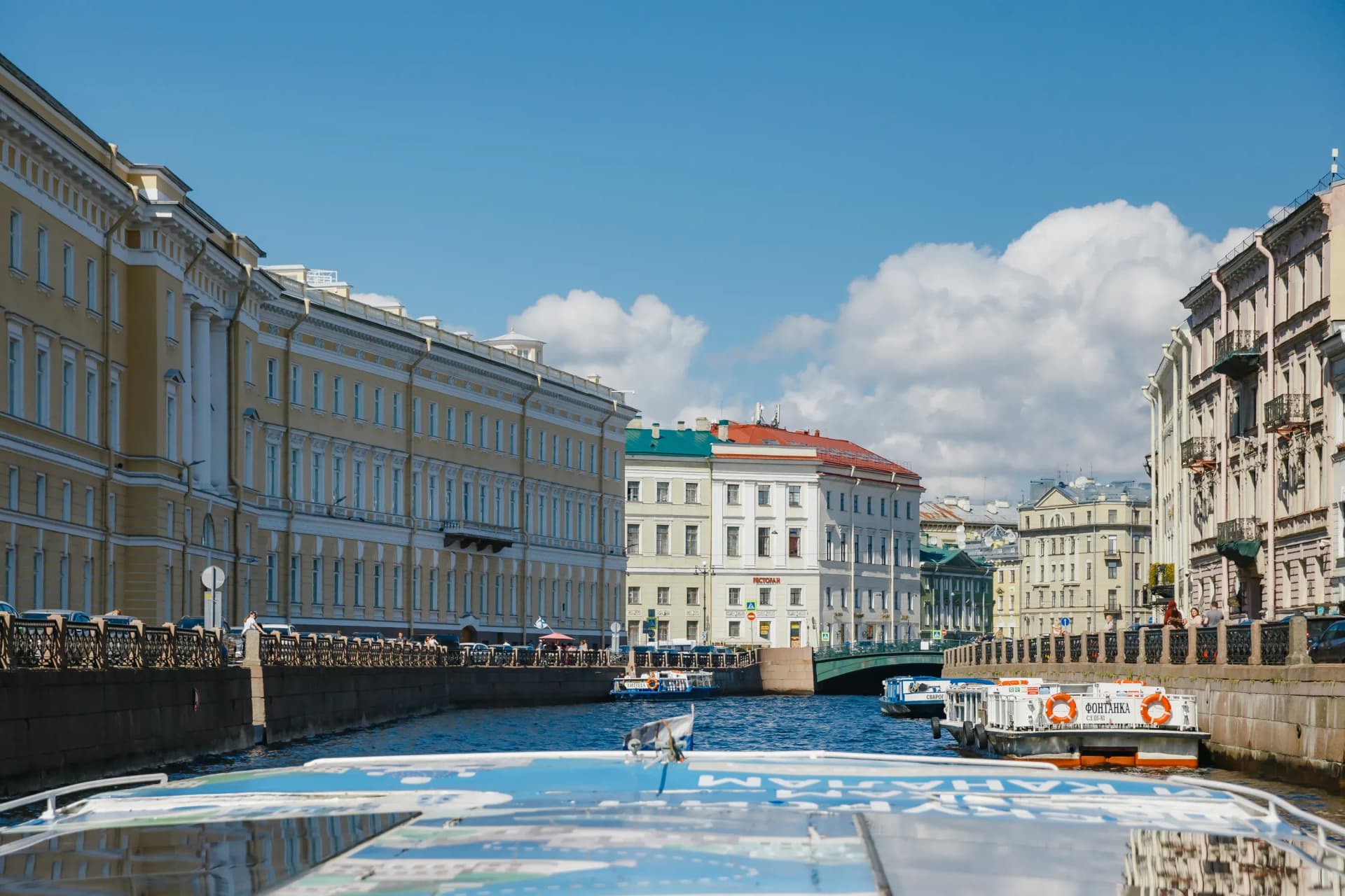 Канал Санкт-Петербурга, вид с борта катера