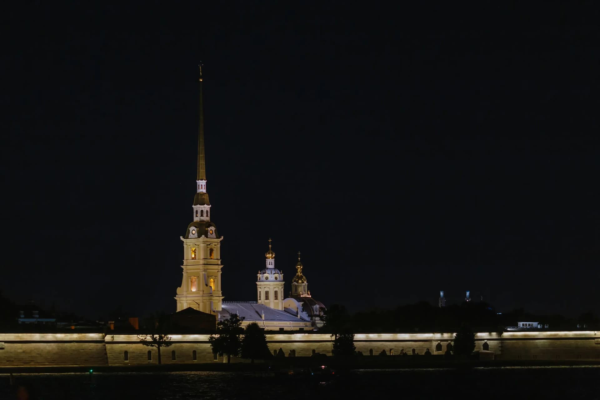 Петропавловская крепость ночью с воды